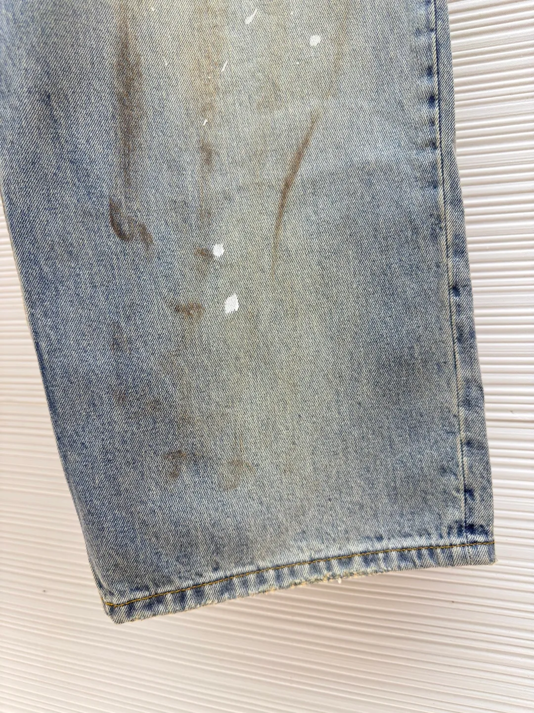 Acne Studios splash-ink loose wide-leg jeans ●Authentic product: Purchased and developed by 3704 ●Item number: 1680337-A85 ●Material: denim fabric ●Technology: frayed production ●Version: Loose fit ●Weight: about 790 grams ●Size: 42-44-46-48-50-52 ●Description: Made of long-staple cotton + 2% elastic fiber blend to ensure stiffness and moderate extensibility, suitable for loose tailoring. The fabric is first pre-shrunk to prevent deformation, and then washed with cellulase to soften the fibers to improve skin-friendliness while retaining the unique rough texture of twill.  Cellulase is used to bio-polish cotton fibers to break down surface hairiness, making the fabric feel super soft and waxy while retaining the natural breathability of cotton. Compared with traditional stone washing, this process is more environmentally friendly and reduces physical damage to fibers. The overall wiring is straight and delicate, the fabric is comfortable and soft, and the color is consistent without color difference. It can be matched with the same style to create a fashionable look and control various occasions. Customized accessories, complete with three standards, same style for men and women!